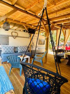 切尔诺莫雷茨Каравана Синята Маймуна плаж Градина # RV Blue Monkey on the beach的房屋客厅的秋千