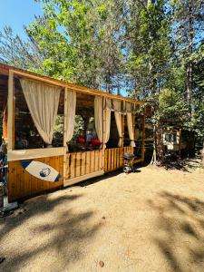 切尔诺莫雷茨Каравана Синята Маймуна плаж Градина # RV Blue Monkey on the beach的前面有冲浪板的房子 更多30张照片