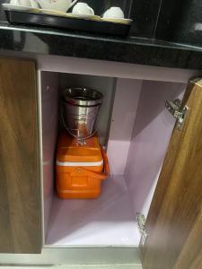 un mixeur placé à l'intérieur d'un meuble de cuisine dans l'établissement Kinh Do Homestay, à Hương Trà