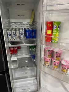 - un réfrigérateur ouvert rempli de nourriture et de boissons dans l'établissement Kinh Do Homestay, à Hương Trà