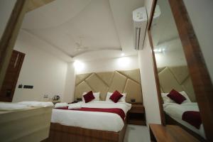 Postel nebo postele na pokoji v ubytování Hotel Dev Villas - 600 meters from Taj Mahal