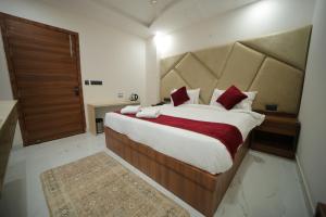 Postel nebo postele na pokoji v ubytování Hotel Dev Villas - 600 meters from Taj Mahal