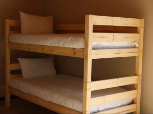 Palanda nebo palandy na pokoji v ubytování Barieta Beach Cottages - Self Catering