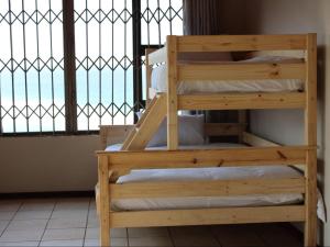 Palanda nebo palandy na pokoji v ubytování Barieta Beach Cottages - Self Catering