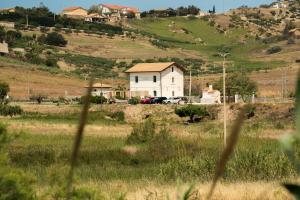 a house in the middle of a field with a hill at B&B Fermata 106 da Carolina in Siculiana Marina