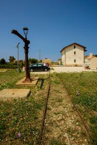 a street light next to train tracks in a field at B&B Fermata 106 da Carolina in Siculiana Marina