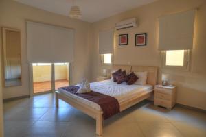 Postel nebo postele na pokoji v ubytování Aphrodite Sands Resort