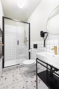 W łazience znajduje się toaleta, wanna i umywalka. w obiekcie Hotel Beránek w Pradze