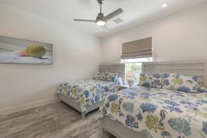 Un dormitorio con dos camas y un ventilador de techo. en Deja Blue, en Sanibel 25 fotos más