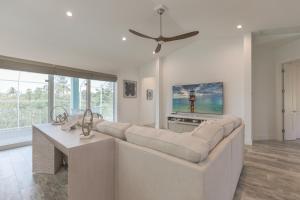 sala de estar con sofá grande y TV en Deja Blue, en Sanibel