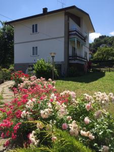 uma casa com um ramo de flores à frente dela em Casa Romano em Pian del Voglio
