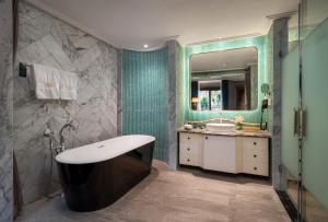 Koupelna v ubytování Peridot Grand Luxury Boutique Hotel