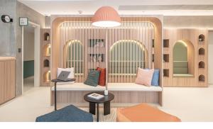 香港Weave Studios - Kowloon West的房间里有一张长凳，上面放着枕头