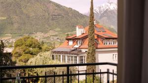 ein Haus mit Blick auf einen Berg in der Unterkunft Hotel Villa Laurus in Meran