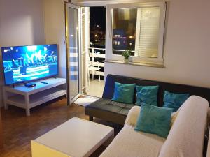 Μια τηλεόραση ή/και κέντρο ψυχαγωγίας στο Apartments Toni