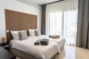 Katil atau katil-katil dalam bilik di Selena Beach Front Loft - Villa with private Pool & Garden +41 gambar