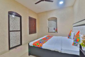 una camera da letto con un letto grande e una finestra di Millenium Residency a Varanasi