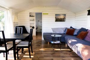 Posezení v ubytování Stuga med panoramautsikt över åker, paradis för fågelskådare och vandrare, självstäd efter besök