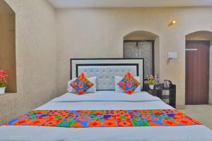 una camera da letto con un grande letto e un piumone colorato di Millenium Residency a Varanasi