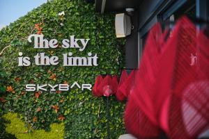 a green wall with a sign that says the sky is the limit at ESTIMAR Calpe Suitopia in Calpe