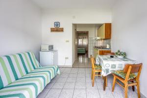 Kuchyň nebo kuchyňský kout v ubytování Apartment Basic