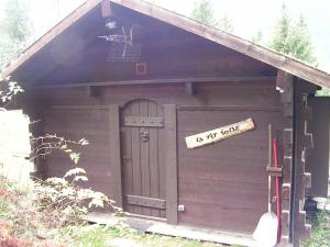 una pequeña casa con una puerta y un cartel en ella en Chalet L'ourson en Chamonix-Mont-Blanc