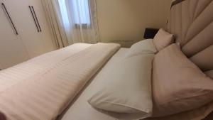 Uma cama ou camas num quarto em Jozefina Riviera Hawana Salalah