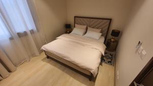 Uma cama ou camas num quarto em Jozefina Riviera Hawana Salalah