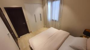 Uma cama ou camas num quarto em Jozefina Riviera Hawana Salalah