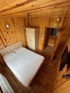 una habitación de madera con vistas panorámicas a una cama en Özer Apart, en Uzungöl