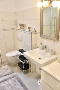 Ένα μπάνιο στο Ferienwohnung Pipergast mit Terrasse