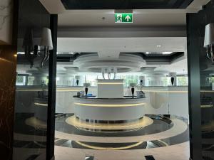 シュチェチンにあるHanza Tower 70mの建物内の円卓ロビー