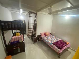 Postel nebo postele na pokoji v ubytování Shilpa Vikas Homestay