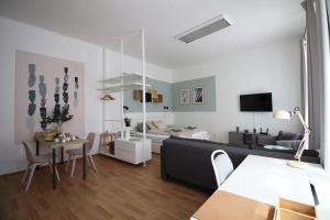 un soggiorno con un divano e un tavolo di 7nights Apartments Dominikánské naměstí a Brno Altre 37 foto