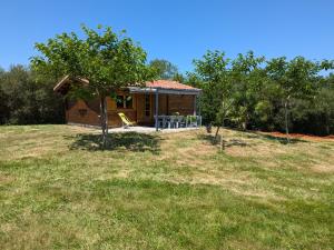 a small house in the middle of a field at Le Chalet du Viaur in Tanus