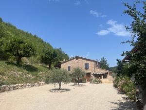 dom na wzgórzu obok polnej drogi w obiekcie Petite Maison en Provence w mieście Plaisians