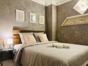 a bedroom with a large bed with two towels on it at Maison Familiale avec Jardin in Ozoir-la-Ferrière