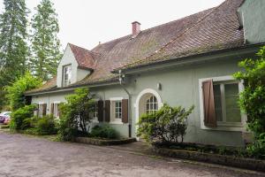 ein weißes Haus mit braunem Dach in der Unterkunft Hotel und Restaurant Halbinsel in Blieskastel