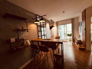 a kitchen with a bar with stools in a room at Daisy Home Luxury in Ấp Mỹ Hòa