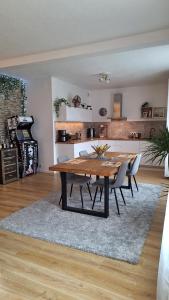Appartement design et loisirs proche Saverne في Dettwiller: غرفة طعام مع طاولة وكراسي خشبية