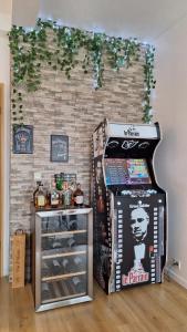 Appartement design et loisirs proche Saverne في Dettwiller: غرفة بها كشك دي جي بجوار جدار من الطوب