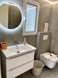 Ένα μπάνιο στο Secret Garden House - Private garden with pool