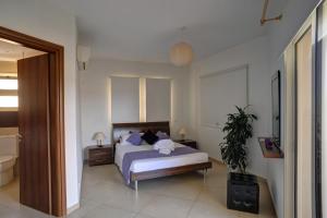 Postel nebo postele na pokoji v ubytování Aphrodite Sands Resort