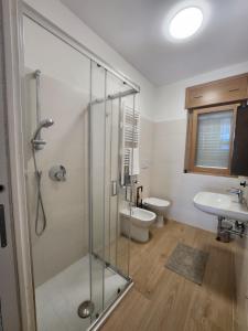 Un baño con ducha, inodoro y lavabo. en Loft 421, en Roma