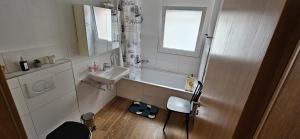 Koupelna v ubytování Private Etage 5 Min vom Bahnhof - Parken - Küche - Netflix + 8 fotografií