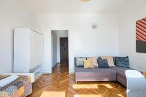 a living room with a couch and a bed at Urbannestgroup - City view N8 in Warsaw