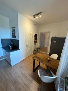 a living room with a wooden table and a table sidx sidx sidx at Ferienwohnung in Bremerhaven in Bremerhaven