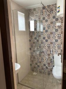 カイロにあるprivate room in shared apartment New Cairoのシャワーとトイレ付きのバスルーム +2枚の写真