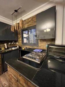 カイロにあるprivate room in shared apartment New Cairoのコンロとカウンタートップのあるキッチン