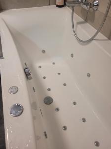 モントリオンにあるLe refuge de Montriondのシャワーノズル付きの白い浴槽 +14枚の写真
